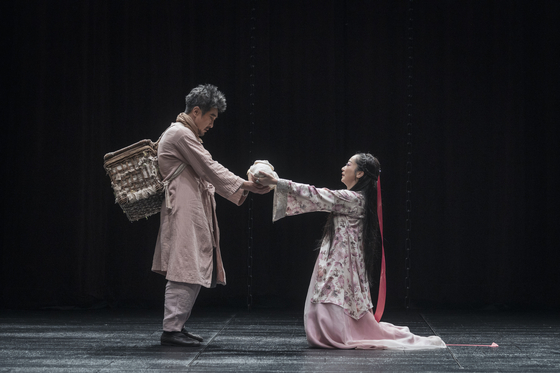 연극 '조씨고아 복수의 씨앗' 장면. '조씨고아'의 어머니인 공주가 '조씨고아'를 '정영'에게 맡아 달라고 부탁하고 있다. 사진 국립극단