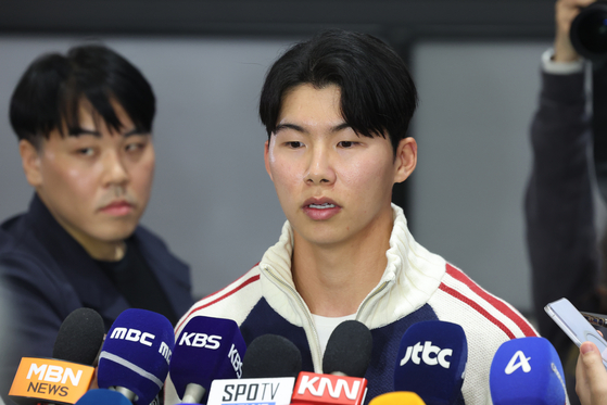 메이저리그(MLB) 진출 첫 시즌부터 월드시리즈(WS) 우승을 함께한 LA 다저스 김혜성이 6일 오후 인천국제공항을 통해 입국, 취재진 질문에 답하고 있다.  김혜성은 올해 정규시즌 71경기에 출전해 0.280의 타율과 3홈런 17타점 13도루 등을 기록했다.뉴스1