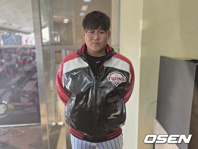 [OSEN=잠실, 한용섭 기자] LG 트윈스 안익훈이 22일 잠실구장에서 열린 러브기빙 페스티벌에 앞서 은퇴를 공식화하고 코치로서 새 출발을 한다. 취재진과 인터뷰에 앞서 포즈를 취하고 있다. /orange@osen.co.kr