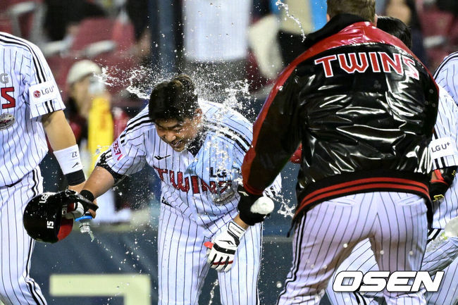 [OSEN=잠실, 최규한 기자] 프로야구 LG 트윈스가 롯데 자이언츠를 8연패 수렁으로 밀어넣었다.LG는17일 잠실구장에서 열린 2024 KBO리그 롯데와 경기에서 6-5 끝내기 승리를 거뒀다. 문보경이 투런 홈런을 포함해 3타수 3안타(홈런 1개, 2루타 2개) 3타점 1볼넷으로 맹활약했다.9회말 무사 만루에서 안익훈이 끝내기 희생플라이로 경기를 마무리 지었다.끝내기 희생플라이를 날린 LG 안익훈이 동료들에게 물세례를 받고 있다. 2024.04.17 / dreamer@osen.co.kr