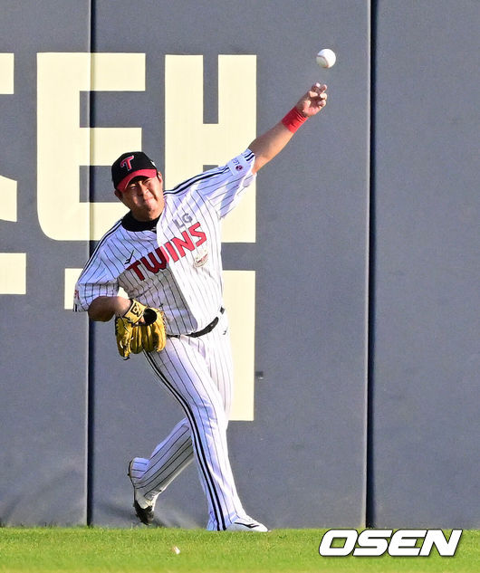 [OSEN=잠실, 지형준 기자] 21일 오후 서울 잠실야구장에서 2024 신한 SOL Bank KBO리그 LG 트윈스와 KT 위즈의 경기가 열렸다.이날 LG는 이상영, KT는 벤자민을 선발로 내세웠다.1회초 무사 1루에서 LG 안익훈이 KT 강백호의 우익수 플라이 타구를 처리하며 로하스의 유격수 땅볼 타구에 호수비를 펼치고 있다. 2024.06.21 / jpnews@osen.co.kr