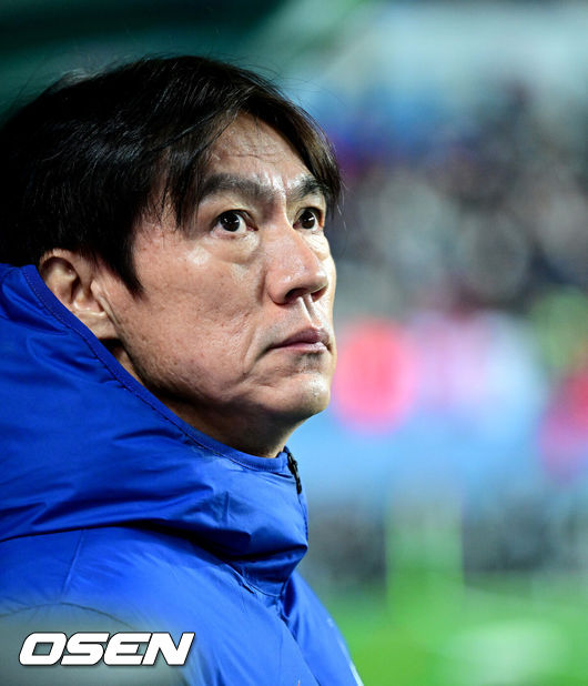 [OSEN=대전, 최규한 기자] 14일 오후 대전월드컵경기장에서 대한민국과 볼리비아의 축구 국가대표팀 평가전이 열렸다.홍명보호는 내년 6월 열리는 2026 국제축구협회(FIFA) 북중미월드컵을 앞두고 월드컵 남미 예선에서 7위를 거두며 플레이오프에 진출한볼리비아를 상대로 본선에서의 경쟁력을 시험할 기회를 갖는다.경기를 앞두고 한국 홍명보 감독이 피치를 주시하고 있다. 2025.11.14 / dreamer@osen.co.kr