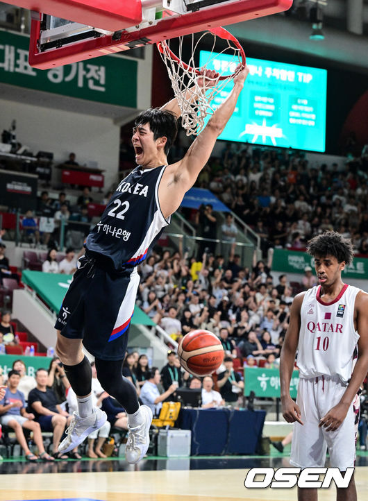 [OSEN=안양, 조은정 기자]20일 안양 정관장 아레나에서 한국 남자농구 대표팀과 카타르 대표팀의 2차 평가전이 열렸다.안준호 감독이 이끄는 남자농구대표팀은 지난 18일 같은 장소에서 개최된 카타르와 1차 평가전에서 90-71로 승리했다.2쿼터 대한민국 여준석이 덩크를 성공하고 있다. 2025.07.20 /cej@osen.co.kr