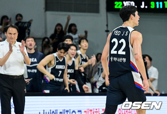 [OSEN=안양, 조은정 기자]20일 안양 정관장 아레나에서 한국 남자농구 대표팀과 카타르 대표팀의 2차 평가전이 열렸다.안준호 감독이 이끄는 남자농구대표팀은 지난 18일 같은 장소에서 개최된 카타르와 1차 평가전에서 90-71로 승리했다.4쿼터 대한민국 여준석이 3점슛 성공 후 기뻐하고 있다. 2025.07.20 /cej@osen.co.kr