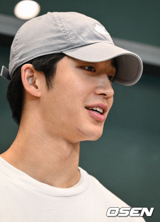 [OSEN=인천공항, 조은정 기자]한국 남자 농구 대표팀 이현중, 여준석, 박지훈이 2025 국제농구연맹(FIBA) 아시아컵을 마치고 16일 오후 인천공항을 통해 귀국했다.안준호 감독이 이끄는 한국 남자 농구 대표팀은 지난 14일 (한국시간) 사우디아라비아 제다의 킹 압둘라 스포츠 시티에서 열린 2025년 국제농구연맹(FIBA) 아시아컵 8강전에서중국에 71-79로 패하며 4강 진출에 실패했다.대표팀 여준석이 취재진과 인터뷰를 하고 있다. 2025.08.16 /cej@osen.co.kr