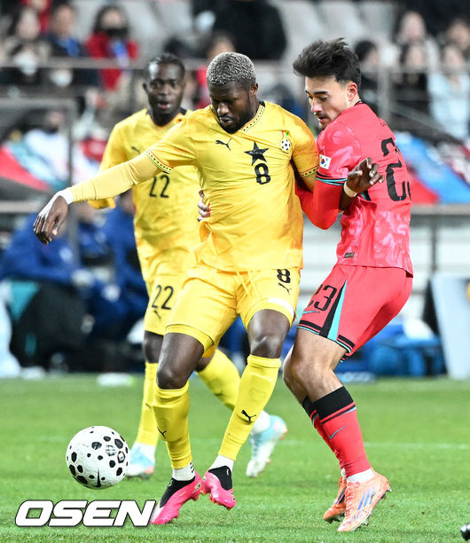 [OSEN=서울월드컵경기장, 이대선 기자] 홍명보 감독이 이끄는 대한민국 축구대표팀이 18일 오후 서울월드컵경기장에서 아프리카 강호 가나와 평가전을 가졌다.홍명보호의 2025년의 끝을 장식할 경기다. 내달 2026 국제축구연맹(FIFA) 북중미 월드컵 조 추첨을 앞두고 열리는 마지막 평가전이기도 하다. 현재 한국은 가나전 결과와 상관없이 사실상 월드컵 포트 2가 확정된 상태다. 아프리카 예선을 뚫고 북중미행에 성공한가나는 FIFA 랭킹 73위다.22위 한국보다는 51계단낮다. 하지만 통산 전적에서 4승 3패로 한국보다 우위다.전반 대한민국 옌스가 수비를 하고 있다. 2025.11.18 /sunday@osen.co.kr