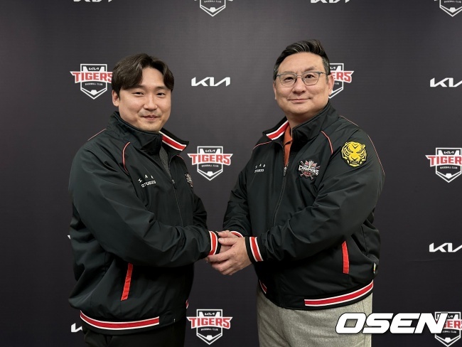 KIA 심재학 단장과 이준영./KIA 타이거즈 제공