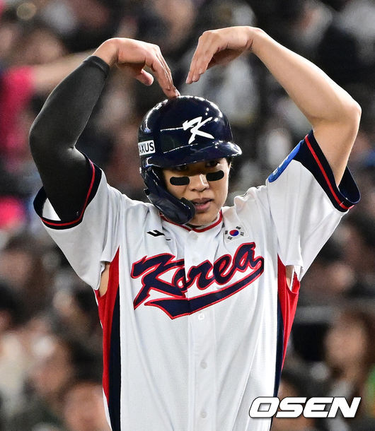 [OSEN=도쿄(일본), 조은정 기자] 16일 오후 일본 도쿄돔에서  ‘2025 NAVER K-BASEBALL SERIES’ 대한민국과 일본의 2차전 경기가 열렸다.한국은 정우주, 일본은 카네마루 유메토를 선발투수로 내세웠다.3회말 1사 만루에서 대한민국 송성문이 우전 2타점 적시타를 치고 환호하고 있다. 2025.11.16 /cej@osen.co.kr