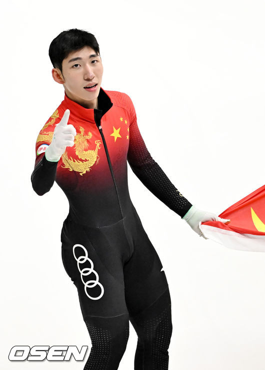 [OSEN=민경훈 기자] 12일 서울 목동 아이스링크에서 '2023 KB금융 국제빙상경기연맹(ISU) 쇼트트랙 세계선수권대회' 본선 경기가 진행됐다.남자 5000m 계주 결승전에서 중국 린샤오쥔(한국명 임효준)이 금메달을 딴 후 세리머니를 하고 있다. 2023.03.12 / rumi@osen.co.kr