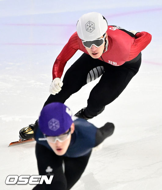 [OSEN=지형준 기자] 7일 오전 서울 목동 실내빙상장에서 ‘2025/26 시즌 쇼트트랙 국가대표 1차 선발대회’가 열렸다.국가대표 1, 2차 선발대회는 대회별 개인종목 500m와 1000m, 1500m의 3개 종목별 순위 점수를 합산하여 종합순위를 결정하는 방식으로 진행된다. 1차 대회 남녀 각 상위 24명이 2차 선발대회에 진출하며, 두 대회의 종합 점수를 합산하여 2025-26시즌 국제빙상경기연맹(ISU) 쇼트트랙 월드투어 시리즈와 세계선수권대회, 2026 밀라노-코르티나 담페초 동계올림픽에 출전할 최종 쇼트트랙 국가대표 선수를 선발한다.1500m 결승에서 황대헌이 (강원도청) 역주하고 있다. 2025.04.07 / jpnews@osen.co.kr