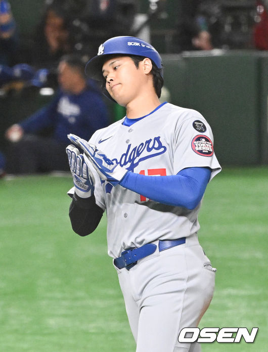 [OSEN=도쿄(일본), 박준형 기자] 18일 오후 일본 도쿄돔에서 메이저리그 공식 개막전 2025 도쿄시리즈 LA 다저스와 시카고 컵스의 경기가 진행됐다이번 도쿄시리즈가 기존 해외시리즈에 비해 더 큰 관심을 모으고 있는 것은 역시 LA 다저스와 시카고 컵스에 있는 일본 선수들 때문. LA 다저스에는 메이저리그 최고 슈퍼스타 오타니 쇼헤이를 비롯해 야마모토 요시노부와 사사키 로키가 있다. 또 시카고 컵스에는 이마나가 쇼타, 스즈키 세이야가 있다.   5회초 1사 1,2루 LA다저스 에르난데스의 내야땅볼때 버티 2루수의 송구실책으로 2루 주자 오타니가 역전 득점 올리고 있다. 2025.03.18 / soul1014@osen.co.kr