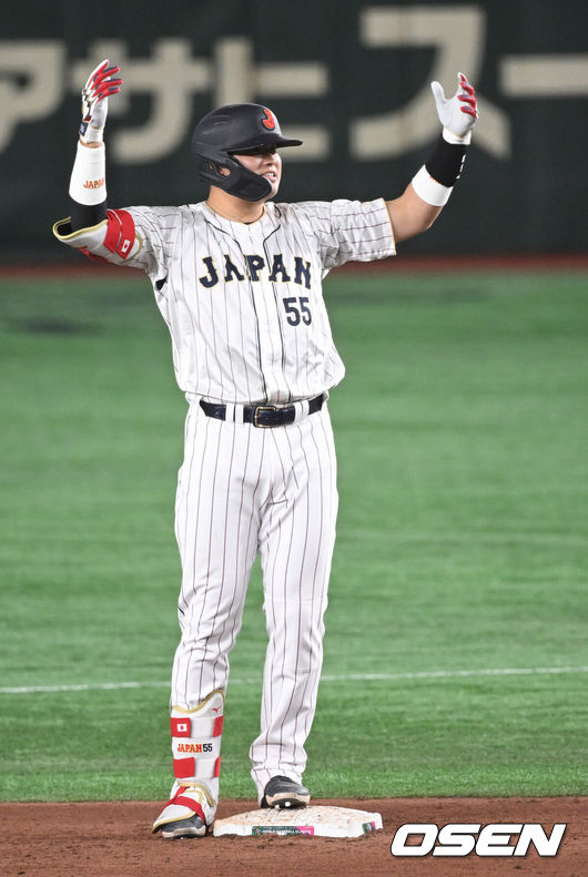 [OSEN=도쿄, 손용호 기자] 16일 도쿄 도쿄돔에서 2023 WBC(월드베이스볼클래식) 8강전 일본과 이탈리아의 경기가 벌어졌다.5회말 무사 1,2루 무라카미가 2루타를 치고 환호하고 있다.2023.03.16/spjj@osen.co.kr