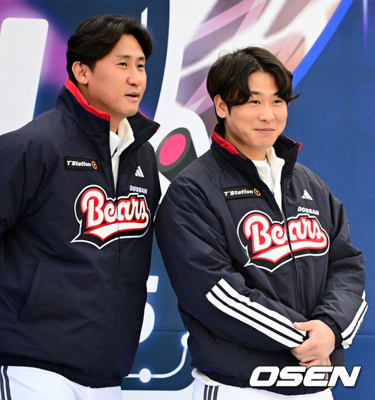 [OSEN=잠실, 지형준 기자] 프로야구 두산 베어스가 23일 오후 서울 잠실야구장에서 ‘2025곰들의 모임’을 개최했다.곰들의 모임은 한 시즌 동안 변함없는 응원을 보내준 최강10번타자 팬들에게 감사의 마음을 전하기 위해 마련된 팬 페스티벌이다.신입 선수 이용찬, 박찬호가 무대에 올라 인사를 하고 있다. 2025.11.23 /jpnews@osen.co.kr