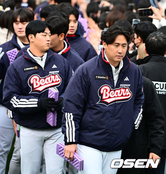 [OSEN=잠실, 지형준 기자] 프로야구 두산 베어스가 23일 오후 서울 잠실야구장에서 ‘2025곰들의 모임’을 개최했다.곰들의 모임은 한 시즌 동안 변함없는 응원을 보내준 최강10번타자 팬들에게 감사의 마음을 전하기 위해 마련된 팬 페스티벌이다.두산 이용찬이 입장하고 있다. 2025.11.23 /jpnews@osen.co.kr