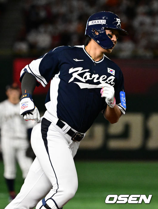 [OSEN=도쿄(일본), 조은정 기자] 한국 야구 대표팀이 한일전 첫 번째 경기에서 뼈아픈 역전패를 허용했다. 2023년 WBC(월드베이스볼클래식)에 이어서 또 한 번 마운드의 차이를 여실히 느꼈다.한국은 15일 일본 도쿄도 도쿄돔에서 열린 ‘2025 NAVER K-BASEBALL SERIES’ 일본과의 1차전에서 4-11역전패를 당했다. 이날 패배로 한국은 성인 대표팀 경기에서 2015년 프리미어12 준결승 4-3 승리 이후일본에 10연패(아시안게임 제외)를 당하고 말았다.4회초 무사에서 대한민국 송성문이 안현민의 선제 투런포에 이어 백투백 우월 솔로포를 날린 뒤 베이스를 돌고 있다. 2025.11.15. /cej@osen.co.kr