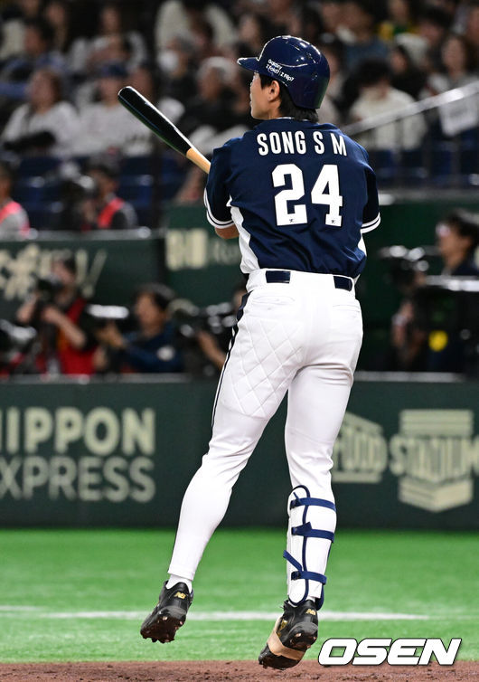 [OSEN=도쿄(일본), 조은정 기자] 한국 야구 대표팀이 한일전 첫 번째 경기에서 뼈아픈 역전패를 허용했다. 2023년 WBC(월드베이스볼클래식)에 이어서 또 한 번 마운드의 차이를 여실히 느꼈다.한국은 15일 일본 도쿄도 도쿄돔에서 열린 ‘2025 NAVER K-BASEBALL SERIES’ 일본과의 1차전에서 4-11역전패를 당했다. 이날 패배로 한국은 성인 대표팀 경기에서 2015년 프리미어12 준결승 4-3 승리 이후일본에 10연패(아시안게임 제외)를 당하고 말았다.4회초 무사에서 대한민국 송성문이 안현민의 선제 투런포에 이어 백투백 우월 솔로포를 날리고 있다. 2025.11.15. /cej@osen.co.kr