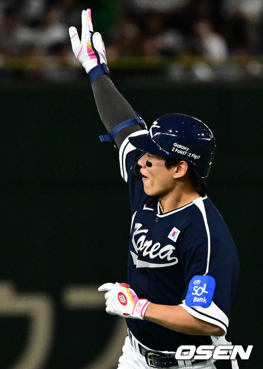 [OSEN=도쿄(일본), 조은정 기자] 한국 야구 대표팀이 한일전 첫 번째 경기에서 뼈아픈 역전패를 허용했다. 2023년 WBC(월드베이스볼클래식)에 이어서 또 한 번 마운드의 차이를 여실히 느꼈다.한국은 15일 일본 도쿄도 도쿄돔에서 열린 ‘2025 NAVER K-BASEBALL SERIES’ 일본과의 1차전에서 4-11역전패를 당했다. 이날 패배로 한국은 성인 대표팀 경기에서 2015년 프리미어12 준결승 4-3 승리 이후일본에 10연패(아시안게임 제외)를 당하고 말았다.4회초 무사에서 대한민국 송성문이 안현민의 선제 투런포에 이어 백투백 우월 솔로포를 날린 뒤 베이스를 돌고 있다. 2025.11.15 /cej@osen.co.kr
