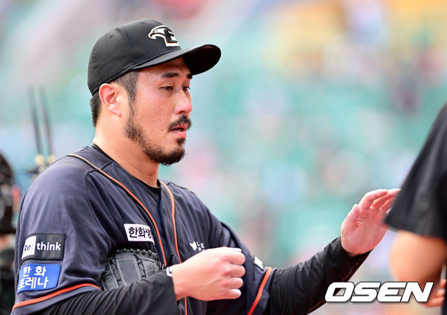 [OSEN=인천, 최규한 기자] 29일 오후 인천 SSG랜더스필드에서 ‘2023 신한은행 SOL KBO리그’ SSG 랜더스와 한화 이글스의 경기가 열렸다.1회말 한화 선발 장민재가 SSG 공격을 삼자범퇴로 막아낸 뒤 더그아웃으로 향하고 있다. 2023.07.29 / dreamer@osen.co.kr