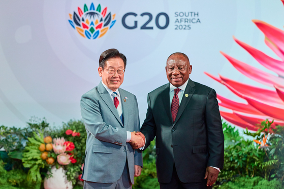 이재명 대통령이 22일(현지시간) 남아프리카공화국에서 열리는 주요 20개국(G20) 정상회의에 도착해 시릴 라마포사 남아공 대통령과 악수하며 인사를 나누고 있다. 전민규 기자