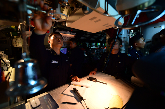 2017년 9월 13일 해군이 언론에 장보고함의 내부 취재를 처음 허용했다. 장보고함의 지휘통제실(CCC). 해군