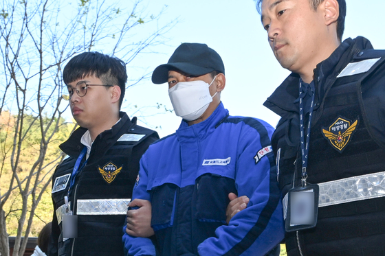 전남 신안 해상에서 발생한 퀸제누비아2호 좌초 사고로 긴급체포된 인도네시아 국적 조타수 B(41)씨가 22일 오후 전남 목포시 광주지방법원 목포지원에서 진행되는 구속 전 피의자신문(영장실질심사)에 출석하기 위해 법정으로 들어서고 있다. 뉴시스