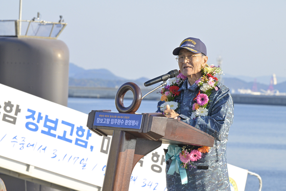 11월 19일 진해 잠수함사령부에서 열린 장보고함 마지막 항해 임무 축하 환영 행사에서 안병구 초대 장보고함장이 소감을 말하고 있다. 해군