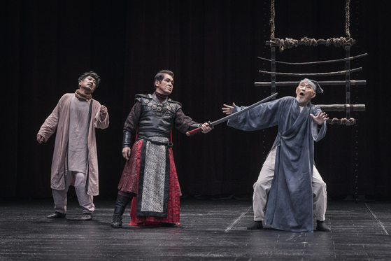 연극 '조씨고아 복수의 씨앗' 장면. '정영'(왼쪽)은 전직 관련 공손저구를 짜고 대장군 도안고(가운데)를 속여 '조씨고아'를 살려낸다. 사진 국립극단