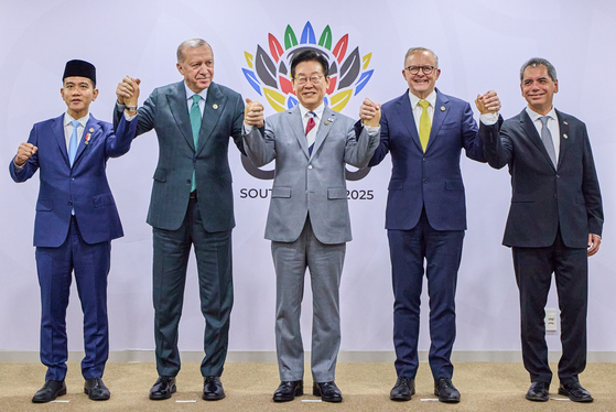 이재명 대통령이 22일(현지시간) 남아프리카공화국 나스렉 엑스포센터에서 중견 5개국(한국?멕시코?인도네시아?튀르키예?호주) 협의체인 '믹타'(MIKTA) 회동에 앞서 기념사진을 찍고 있다. 왼쪽부터 기브란 라카브밍 라카 인도네시아 부통령, 레제프 타이이프 에르도안 튀르키예 대통령, 이 대통령, 앤서니 앨버니지 호주 총리, 에드가르 아브람 아마도르 사모라 멕시코 재무부 장관. 전민규 기자