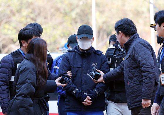 전남 신안 해상에서 무인도 충돌 사고를 낸 대형 여객선 퀸제누비아2호 일등항해사 A씨(40)가 22일 전남 목포시 광주지방법원 목포지원에서 구속 전 피의자심문을 받기 위해 이동하고 있다. 뉴스1