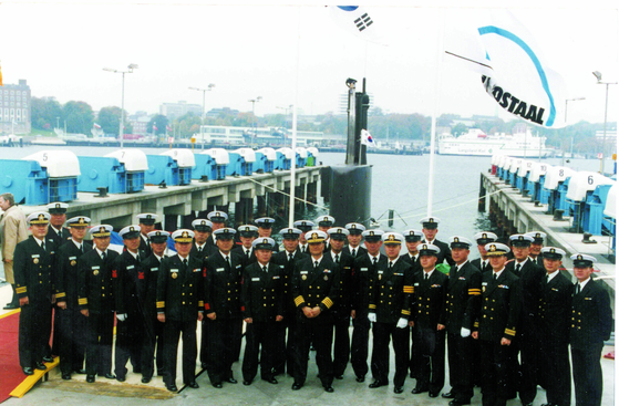 1992년 10월 14일 서독 HDW 조선소에서 장보고함 인수식에서 인수 승조원들이 기념 사진을 촬영하고 있다. 해군 