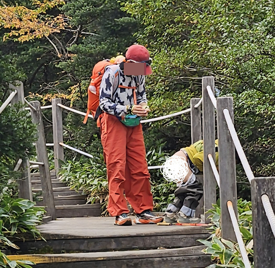한 중국인 가족이 한라산 등산로에서 대변을 보고 있다. 한라산국립공원 홈페이지 캡처