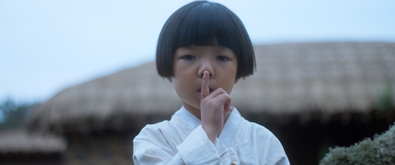영화 '한란'의 해생(김민채)은 학살 현장에서 가까스로 살아남지만 그 충격으로 인해 실어증에 걸린다. 사진 트리플픽쳐스 