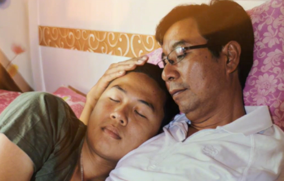 23일 국립대전현충원에서 연평도 포격전 15주년 전승기념행사가 열렸다. 사진은 고 문광욱 일병이 아버지 문영조씨의 품에 안겨 있는 모습. 문씨가 제공한 사진을 인공지능(AI) 기술을 적용, 아버지 문씨가 아들의 머리를 쓰다듬는 장면으로 만든 것이다. 해병대 영상 캡처