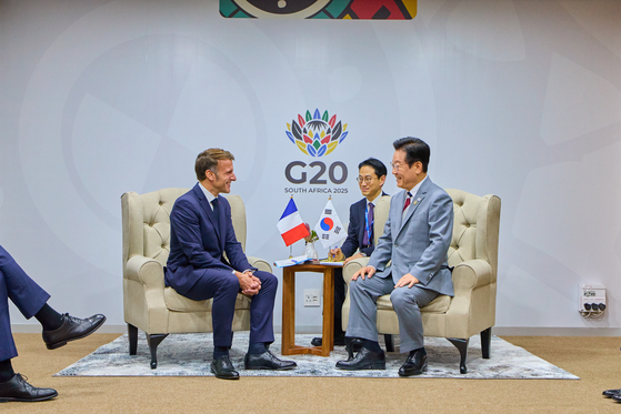 이재명 대통령이 22일(현지시간) 남아프리카공화국 요하네스버그 엑스포 센터에서 열린 한-프 정상회담에서 마뉘엘 마크롱 프랑스 대통령과 대화하고 있다. 전민규 기자