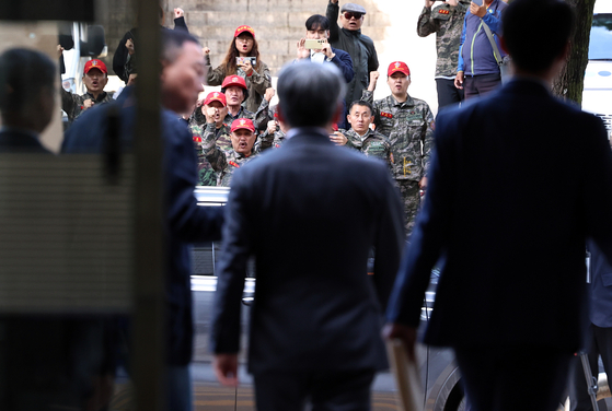 해병대 예비역 연대 회원들이 지난달 23일 오후 서울중앙지법에서 채상병 순직 및 수사 외압·은폐 의혹으로 구속 전 피의자 심문(영장실질심사)을 마친 이종섭 전 국방부 장관을 향해 항의하고 있다. 뉴스1