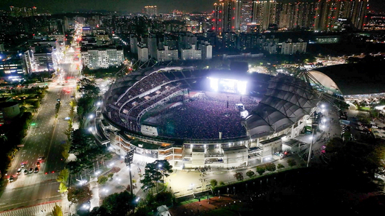 야간 공연이 이뤄지고 있는 고양종합운동장 모습. 사진 고양시