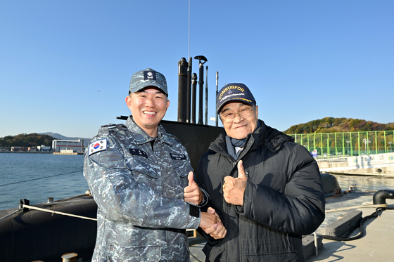 11월 19일 대한민국 1번 잠수함 장보고함의 마지막 항해를 앞두고 안병구 초대함장(오른쪽)과 이제권(소령) 장보고 함장(왼쪽)이 진해 잠수함사령부에 정박 중인 장보고함 앞에서 기념사진을 촬영하고 있다. 해군