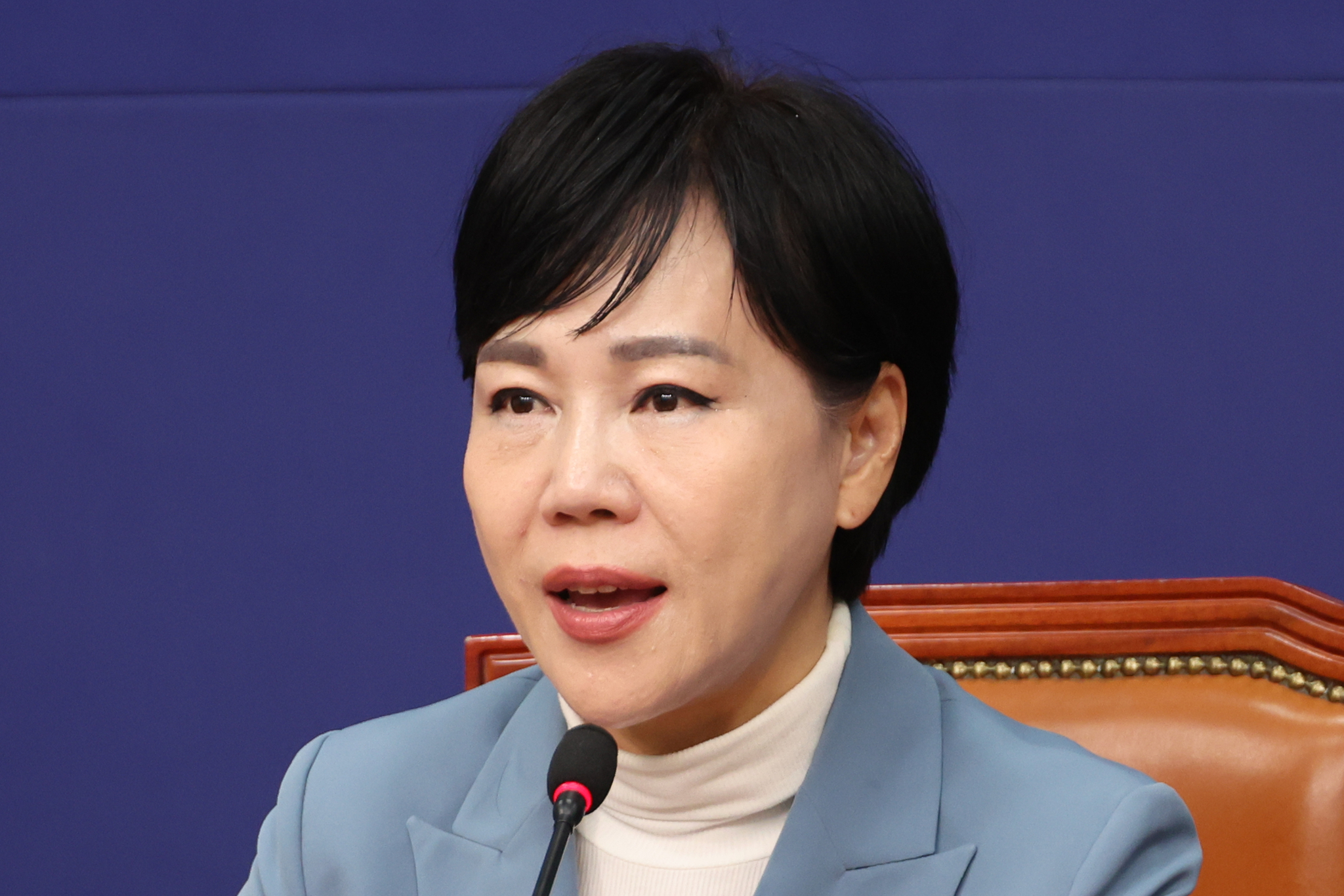 전현희 더불어민주당 수석최고위원이 23일 서울 여의도 국회에서 내란 재판 등 현안 관련 기자간담회를 하고 있다. 연합뉴스