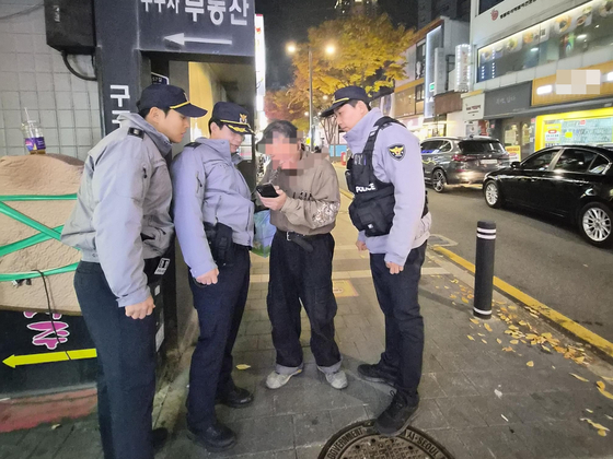 경찰이 지난 6일 서울 강동구 천호동을 순찰하던 중 로맨스스캠을 당할 뻔한 60대 남성을 검문하는 모습. 사진 서울경찰청