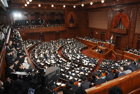 지난 10월 24일 일본 도쿄에서 열린 중의원 본회의. AFP=연합뉴스