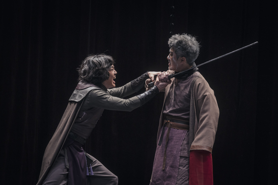 연극 '조씨고아 복수의 씨앗' 장면. 신이 멸문지화를 당한 조씨 집안의 마지막 생존자인 것을 알게 된 조씨고아(왼쪽). 친부인 줄 알았던 의원 '정영'에게 “ 못 믿겠다 ” 라고 하자 정영은 제 팔을 자른다. 사진 국립극단