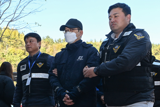 전남 신안 해상에서 발생한 퀸제누비아2호 좌초 사고로 긴급체포된 일등항해사 A(40)씨가 22일 오후 전남 목포시 광주지방법원 목포지원에서 진행되는 구속 전 피의자신문(영장실질심사)에 출석하기 위해 법정으로 들어서고 있다. 뉴시스