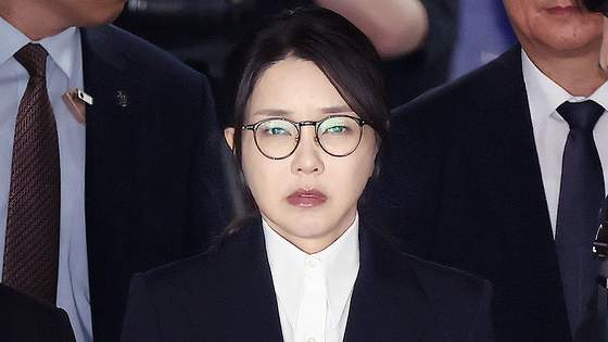 윤석열 전 대통령 부인 김건희 여사가 지난 8월 12일 구속 전 피의자 심문(영장실질심사)을 마친 뒤 서울 서초구 서울중앙지법을 나서고 있다. 연합뉴스