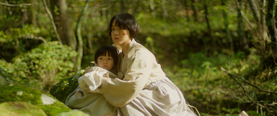 영화 '한란'의 주인공 아진(김향기)은 제주 4·3 사건 당시 토벌대로부터 딸 해생(김민채)을 지키기 위해 산과 바다를 누비며 고군분투한다. 사진 트리플픽쳐스