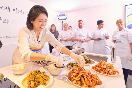 이재명 대통령과 함께 남아프리카공화국을 방문 중인 김혜경 여사가 22일(현지 시간) 요하네스버그 주남아공한국문화원에서 열린 한-남아공 음식문화 만남 및 문화원 학생 격려 행사에 참석해 있다. 대통령실사진기자단