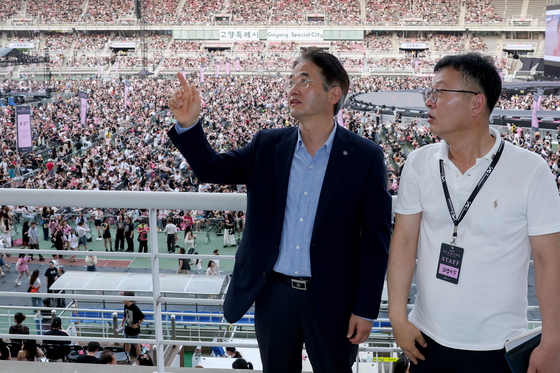이동환 고양시장(왼쪽)이 지난 7월 6일 고양시 일산서구 고양종합운동장에서 열린 ‘블랙핑크 월드 투어 콘서트’ 현장을 찾아 이승재 고양시 교육문화국장(오른쪽)과 함께 운영 상황을 점검하고 있다. 사진 고양시