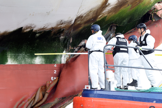 지난 20일 오전 전남 목포시 삼학부두에서 해경과 국과수가 2만6천t급 여객선 퀸제누비아2호에 대한 감식을 하고 있다. 연합뉴스