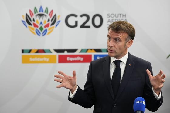 에마뉘엘 마크롱 프랑스 대통령이 22일(현지시간) G20 정상회의 일정 후 언론과 인터뷰 하고 있다. AP=연합뉴스