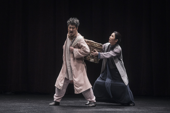 연극 '조씨고아 복수의 씨앗' 장면. '정영'은 '조씨고아'를 살리기 위해 부인 몰래 자신의 늦둥이를 희생시키려 한다. 사진 국립극단