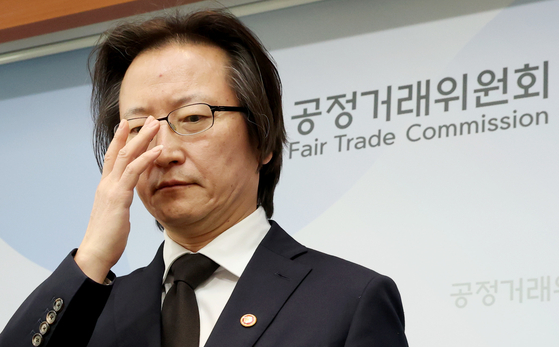 주병기 공정거래위원장이 지난 21일 세종시 정부세종청사에서 열린 출입기자단 간담회에서 공정위의 향후 계획을 설명하며 안경을 고쳐 쓰고 있다. 뉴스1